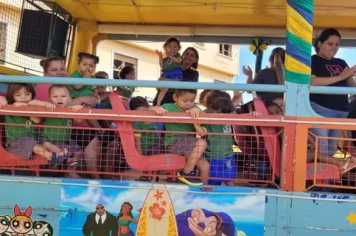 Alunos da Creche Alzira Vieira Bertoncini celebram aniversário da cidade com passeio especial 