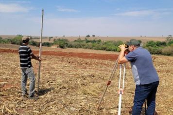 DEPARTAMENTO MUNICIPAL DE MEIO AMBIENTE ATENDE PRODUTOR RURAL COM AFERIÇÃO DE CURVA DE NÍVEL - PRÁTICA CONSERVACIONISTA DE SOLO