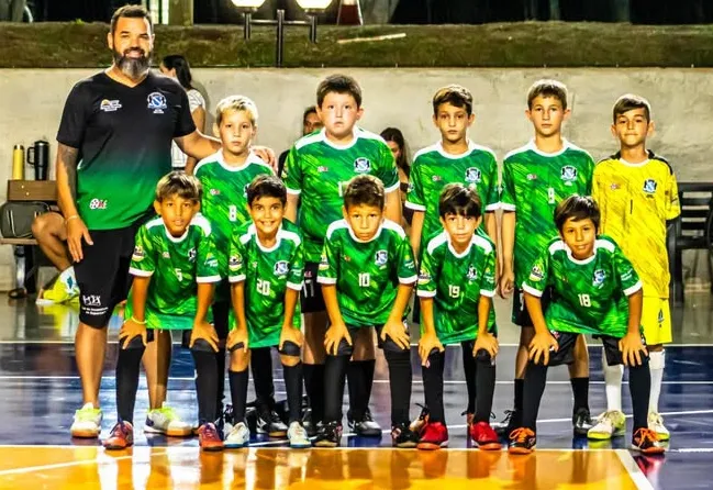 Jovens talentos em ação no amistoso regional!