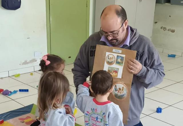História, Criatividade e Ritmo no Maternal 1-B!