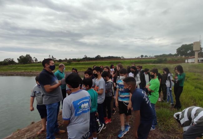 Trabalho de conscientização ambiental juntos com alunos.