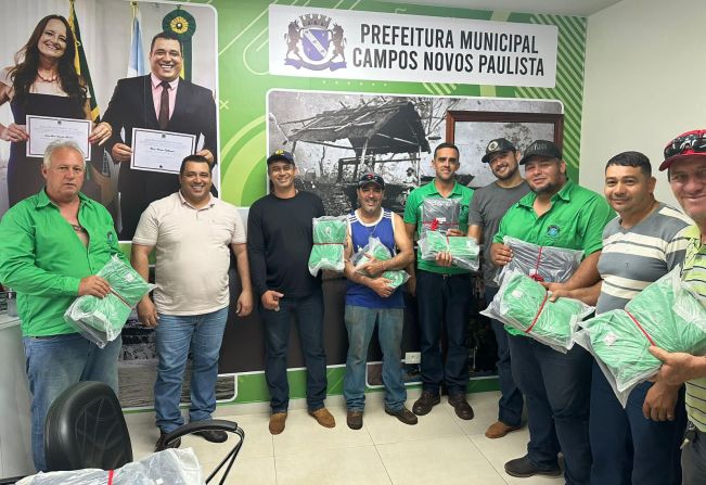 Prefeitura realiza no dia de hoje a entrega de uniforme para os motoristas da educação e vigias municipais