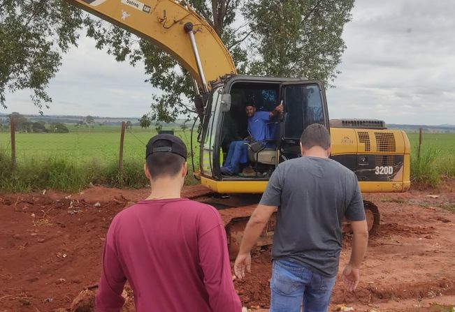 MANUTENÇÃO NO ATERRO SANITÁRIO EM VALAS