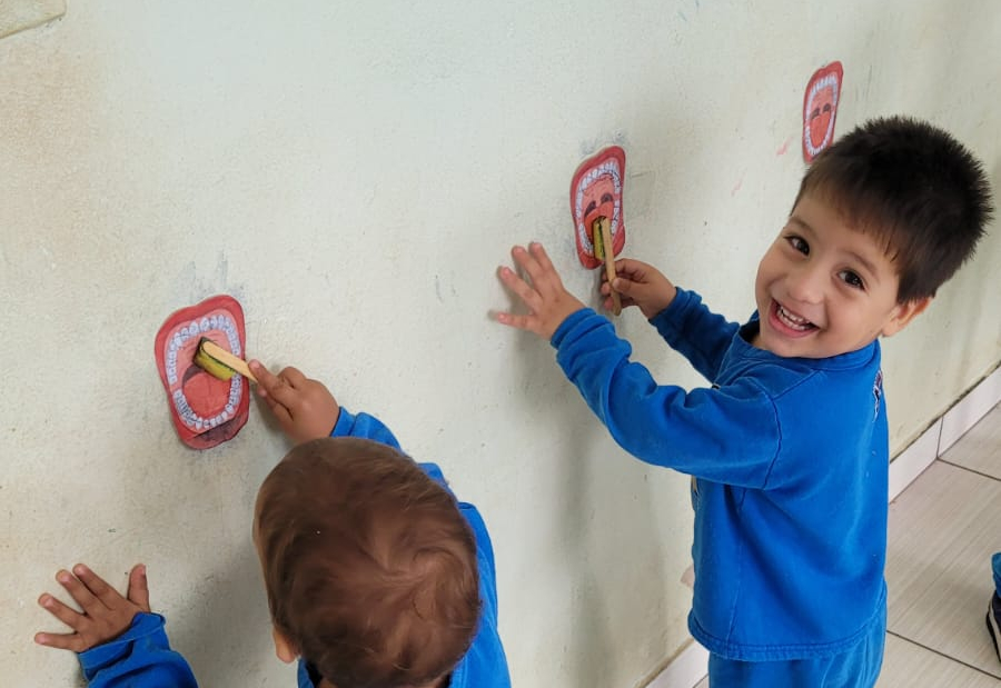 Sorrisos Saudáveis e Descobertas Espaciais!